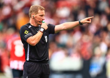 Hakem John Busby, Sky Bet Şampiyonası 'nda Sheffield United' a karşı Millwall Bramall Lane, Sheffield, İngiltere, 23 Ağustos 2025