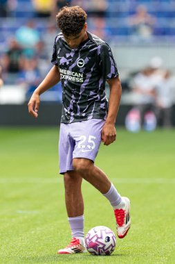 Brighton & Hove Albion takımından Diego Gomez, İngiltere 'nin Liverpool şehrinde 24 Ağustos 2025 tarihinde oynanan Premier Lig karşılaşması öncesinde Everton, Brighton ve Hove Albion' a karşı ısındı.