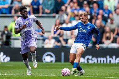 Everton 'dan Kiernan Dewsbury-Hall Premier League maçında topu geçti Everton, Brighton ve Hove Albion' a karşı Hill Dickinson Stadyumu, Liverpool, 24 Ağustos 2025