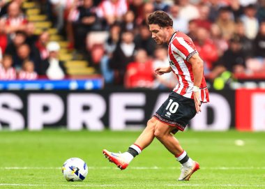 Sheffield United takımından Callum O 'Hare, 23 Ağustos 2025' te Bramall Lane 'de Sheffield United ile Millwall arasındaki Gökyüzü İddia Şampiyonası maçında pas attı.
