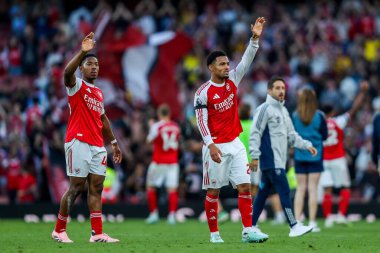 Arsenal 'den Myles Lewis-Skelly ve Ethan Nwaneri, 23 Ağustos 2025' te Birleşik Krallık Emirates Stadyumu 'nda oynanan Premier League maçı sonrasında oynanan Arsenal - Leeds United maçının ardından takımların kazandığı galibiyet sonrasında taraftarlarını selamlıyorlar.