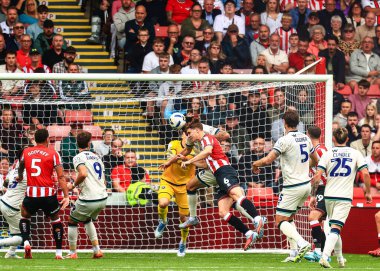 Sheffield United takımından Tyler Bindon, 23 Ağustos 2025 'te Bramall Lane, Sheffield, İngiltere' de oynanan Sheffield United-Millwall maçında yüksek topu kazandı.