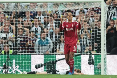 Liverpool 'dan Virgil van Dijk, 25 Ağustos 2025' te St. James 's Park, Newcastle, İngiltere' de oynanan Premier League karşılaşmasında Newcastle United 'ın Liverpool' a karşı oynadığı golü kaçırmasına tepki gösterdi.