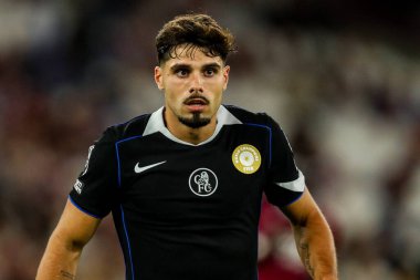 Chelsea 'den Pedro Neto, 22 Ağustos 2025' te Londra 'daki Londra Stadyumu' nda oynanan Premier League maçında West Ham United ile Chelsea maçına bakıyor.