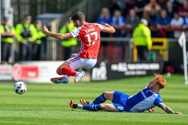 Fleetwood Town 'dan Ched Evans, Oldham Athletic takımından Ryan Woods' un 23 Ağustos 2025 'te Highbury Stadyumu, Fleetwood' da Fleetwood Town 'a karşı oynanan 2.