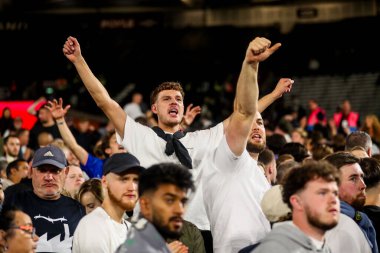 Chelsea taraftarları 22 Ağustos 2025 'te Londra' daki Londra Stadyumu 'nda oynanan Premier League maçının ardından kazandıkları zaferi kutluyorlar.