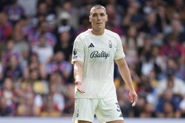 Nottingham Ormanı 'ndan Nikola Milenkovi Premier Lig maçında Kristal Saray, Nottingham Ormanı' na karşı Selhurst Park, Londra, 24 Ağustos 2025
