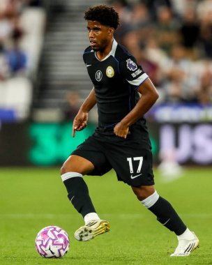 Chelsea 'den Andrey Santos Premier Lig maçında topla koşuyor. West Ham United, Chelsea' ye karşı Londra Stadyumu, 22 Ağustos 2025