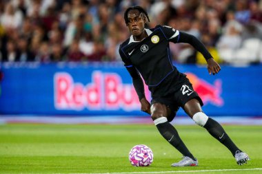 Chelsea 'li Trevoh Chalobah Premier League maçında topla koşuyor. West Ham United, Chelsea' ye karşı Londra Stadyumu, 22 Ağustos 2025