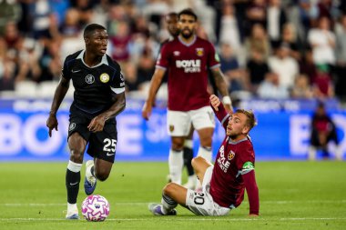 Chelsea 'den Moises Caicedo Premier Lig maçı sırasında 22 Ağustos 2025' te Londra 'daki Londra Stadyumu' nda Chelsea 'ye karşı West Ham United maçında topa vurdu.