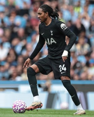 Tottenham Hotspur 'dan Djed Spence Premier Lig karşılaşmasında topla birlikte Manchester City Tottenham Hotspur' a karşı Etihad Stadyumu, Manchester, İngiltere, 23 Ağustos 2025