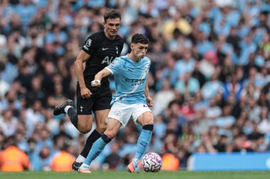 Manchester City 'den Phil Foden, Manchester City' nin 23 Ağustos 2025 'te Etihad Stadyumu' nda Tottenham Hotspur 'a karşı oynadığı Premier League maçında topa vuruyor.