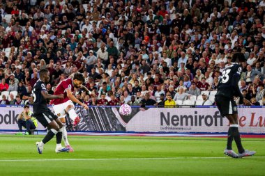 West Ham United takımından Lucas Paqueta Premier League maçında 1-0 öne geçiyor. West Ham United Chelsea 'ye karşı Londra Stadyumu, Londra, İngiltere, 22 Ağustos 2025