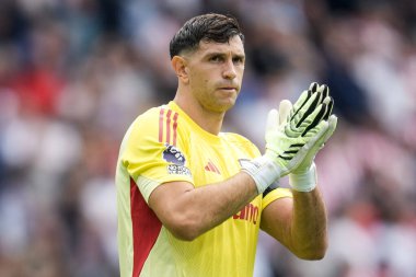 Aston Villa 'dan Emiliano Martnez Premier Lig karşılaşmasında Brentford, Aston Villa' ya karşı Gtech Community Stadyumu, Londra, 23 Ağustos 2025