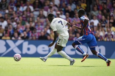 Nottingham Ormanı 'ndan Callum Hudson-Odoi Premier Lig maçı sırasında skor olarak 1-1 yaptı. Kristal Saray, Nottingham Ormanı' na karşı Selhurst Park, Londra, İngiltere, 24 Ağustos 2025