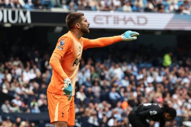 Tottenham Hotspur takımının oyuncusu Guglielmo Vicario, Premier League maçında takımına talimatlar veriyor. Manchester City ile Tottenham Hotspur maçı, Etihad Stadyumu, Manchester, İngiltere, 23 Ağustos 2025