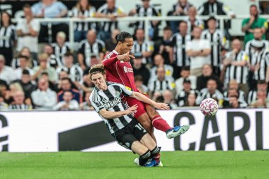 Newcastle United takımından Anthony Gordon, Liverpool 'lu Virgil van Dijk' e faul yaptı ve 25 Ağustos 2025 'te St. James' s Park, Newcastle, İngiltere 'de oynanan Premier League maçı Newcastle United-Liverpool maçında aldığı kırmızı kart sonrasında kırmızı kart aldı.