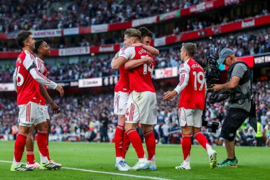 Arsenal 'den Viktor Gyokeres, 23 Ağustos 2025' te Birleşik Emirates Stadyumu 'nda oynanan Premier League maçında 5-0 öne geçmek için takım arkadaşlarıyla penaltısını kutluyor.
