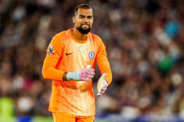 Chelsea 'den Robert Sanchez, Premier League maçında 22 Ağustos 2025' te Londra 'daki Londra Stadyumu' nda oynanan Chelsea maçında takımın ikinci golünü kutluyor.