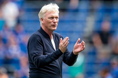Everton 'dan David Moyes, 24 Ağustos 2025' te İngiltere 'nin Liverpool kentinde oynanan Premier Lig karşılaşmasında Everton, Brighton ve Hove Albion' a karşı kazandığı galibiyet sonrasında taraftarlarını kabul ediyor.