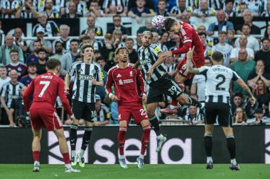 Liverpool 'dan Milos Kerkez, Newcastle, İngiltere' de 25 Ağustos 2025 'te oynanan Premier Lig karşılaşmasında Newcastle United' ın Liverpool 'a karşı oynadığı maçta Newcastle United' ın Bruno Guimares 'den aldığı yüksek topu kazanmak için sıçradı.