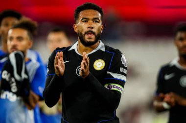 Chelsea 'li Reece James, 22 Ağustos 2025' te Londra 'daki Londra Stadyumu' nda oynanan Premier League maçında West Ham United 'ın Chelsea' ye karşı kazandığı galibiyet sonrasında taraftarlarını kabul ediyor.