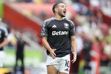 Aston Villa takımından Emiliano Buendia Premier League maçında Brentford, Aston Villa 'ya karşı Gtech Community Stadyumu, Londra, 23 Ağustos 2025