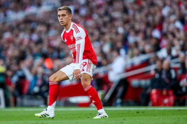 Arsenal 'den Leandro Trossard, 23 Ağustos 2025' te İngiltere 'nin Emirates Stadyumu' nda oynanan Premier League maçında Leeds United 'a karşı Arsenal maçında görevdeydi.