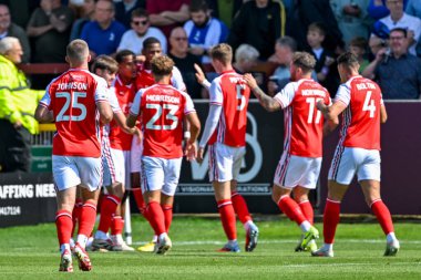 Fleetwood Town 'dan Ched Evans, Fleetwood kutlamaları için takım adına Fleetwood League 2 karşılaşmasında Fleetwood Town' a karşı Oldham Athletic 'i 23 Ağustos 2025' te Highbury Stadyumu, Fleetwood, İngiltere 'de yendi.