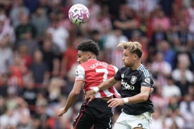 Aston Villa 'dan Matty Cash ve Brentford' dan Kevin Schade Premier League maçı sırasında Brentford, Aston Villa 'ya karşı Gtech Community Stadyumu, Londra, İngiltere, 23 Ağustos 2025