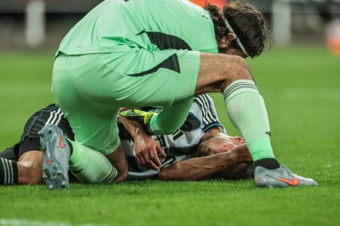 Liverpool 'dan Alisson Becker, Newcastle United takımının 25 Ağustos 2025' te St.James 's Park, Newcastle' da oynanan Premier League maçı sırasında başından yaralanan Fabian Schr 'ı kontrol ediyor.