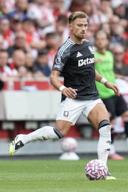 Aston Villa 'dan Matty Cash Premier Lig maçı sırasında Brentford, Aston Villa' ya karşı Gtech Community Stadyumu, Londra, 23 Ağustos 2025