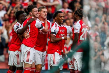 Arsenal 'den Viktor Gyokeres, 23 Ağustos 2025' te İngiltere 'nin başkenti Londra' daki Emirates Stadyumu 'nda oynanan Premier League maçında takım arkadaşlarıyla yaptığı maçı 3-0 kazanarak kutluyor.