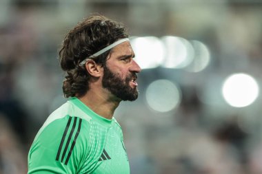 Liverpool 'dan Alisson Becker, 25 Ağustos 2025' te İngiltere 'de St. James' s Park, Newcastle 'da oynanan Premier League maçı sırasında takımına talimat verdi.