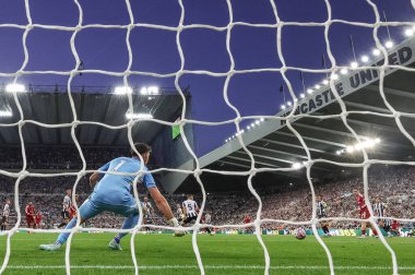 Liverpool 'dan Ryan Gravenberch Premier Lig maçı sırasında St.James' s Park, Newcastle, 25 Ağustos 2025 'te oynanan Liverpool maçında 0-1 öne geçti.