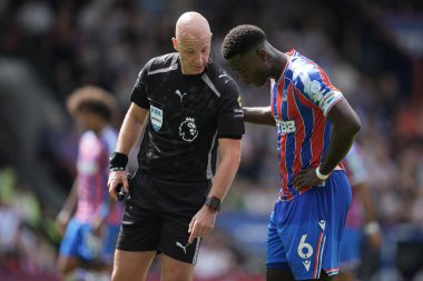 Kristal Saray 'dan Marc Guhi Premier Lig maçında hakem Anthony Taylor' a sesleniyor. Kristal Saray, Nottingham Ormanı 'na karşı Selhurst Park, Londra, 24 Ağustos 2025