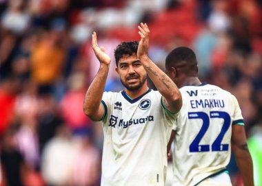 Millwall 'dan Massimo Luongo, 23 Ağustos 2025' te Bramall Lane, Sheffield, İngiltere 'de oynanan Gökyüzü İddia Şampiyonası maçında taraftarları alkışlıyor.