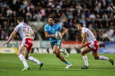 Hull FC 'den Jordan Rapana, 22 Ağustos 2025' te St Helens vs Hull FC 'ye karşı oynanan Betfred Süper Lig karşılaşmasında topla ara verdi.