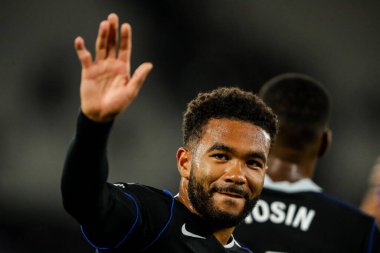 Chelsea 'li Reece James, 22 Ağustos 2025' te Londra 'daki Londra Stadyumu' nda oynanan Premier League maçında West Ham United 'ın Chelsea' ye karşı kazandığı galibiyet sonrasında taraftarlarını kabul ediyor.
