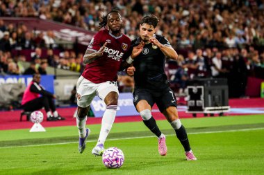 West Ham United takımından Aaron Wan-Bissaka Premier League maçında Chelsea 'li Pedro Neto ile 22 Ağustos 2025' te Londra 'daki Londra Stadyumu' nda Chelsea 'ye karşı oynanan karşılaşmada top için mücadele etti.
