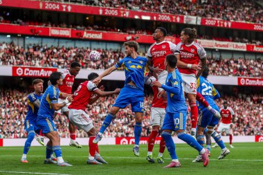Leeds United takımından Anton Stach, 23 Ağustos 2025 'te Birleşik Krallık' ın başkenti Londra 'daki Emirates Stadyumu' nda oynanan Premier League maçında topu sürüyor.