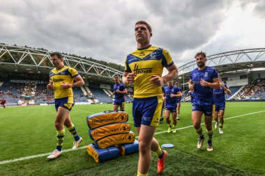 Warrington Wolves 'tan Jake Thewlis, Betfred Süper Lig 23. Raundda Warrington Wolves' a karşı oynadığı maçın ardından 24 Ağustos 2025 'te İngiltere' nin Accu Stadyumu, Huddersfield kentinde Warrington Wolves maçında sahadan ayrılıyor.