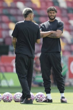 Aston Villa 'dan Tyrone Mings Premier League karşılaşması öncesinde Brentford, Aston Villa' ya karşı Gtech Community Stadyumu, Londra, 23 Ağustos 2025