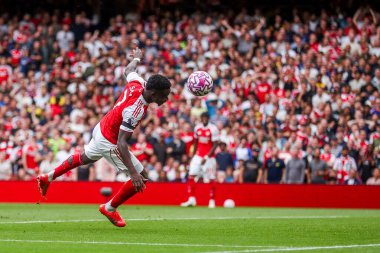 Arsenal 'den Bukayo Saka, 23 Ağustos 2025' te İngiltere 'nin Emirates Stadyumu' nda oynanan Premier League maçında topu kaleye götürüyor.