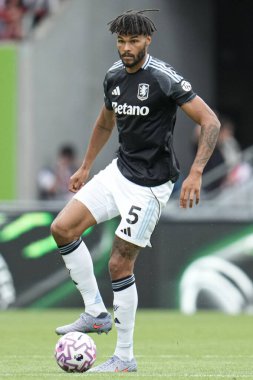 Aston Villa takımından Tyrone Mings Premier League maçında Brentford, Aston Villa 'ya karşı Gtech Community Stadyumu, Londra, 23 Ağustos 2025