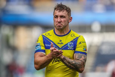 Warrington Wolves 'tan Sam Powell, 24 Ağustos 2025' te İngiltere 'nin Accu Stadyumu' nda oynanan Betfred Süper Lig 23. Raundu 'nda taraftarları alkışlıyor.