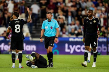 Hakem Michael Oliver Premier Lig maçı sırasında Londra Stadyumu 'nda West Ham United Chelsea' ye karşı, 22 Ağustos 2025