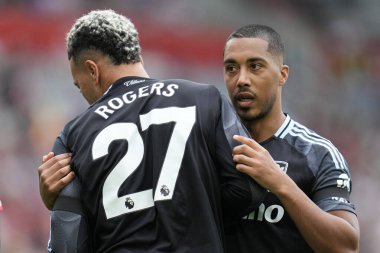 Aston Villa 'dan Youri TiEleans ve Aston Villa' dan Morgan Rogers Premier Lig karşılaşmasında Brentford, Aston Villa 'ya karşı Gtech Community Stadyumu, Londra, İngiltere, 23 Ağustos 2025