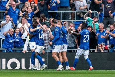 Everton 'dan James Garner, Premier Lig maçında Everton, Brighton ve Hove Albion' a karşı 24 Ağustos 2025 'te Liverpool' daki Liverpool Hill Dickinson Stadyumu 'nda oynanan karşılaşmada takım arkadaşları ile golünü kutluyor.