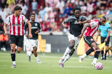 Premier Lig maçı sırasında Brentford, Aston Villa 'ya karşı Gtech Community Stadyumu, Londra, 23 Ağustos 2025
